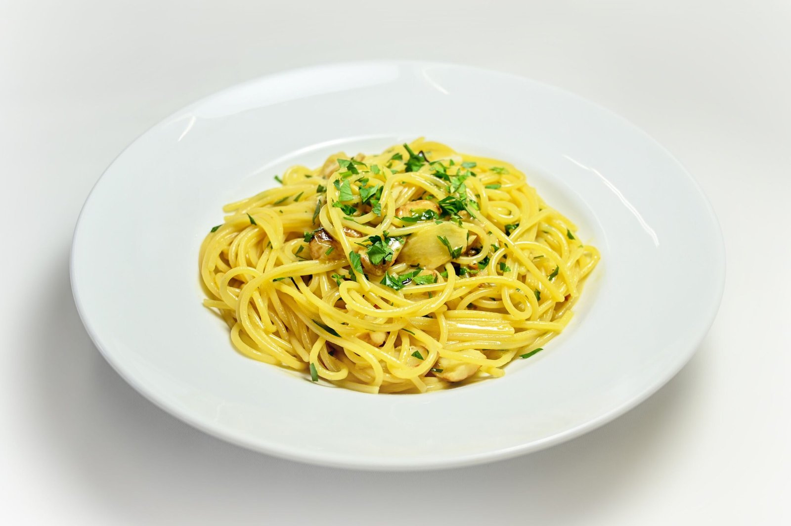 Garlic noodles with oil and herbs