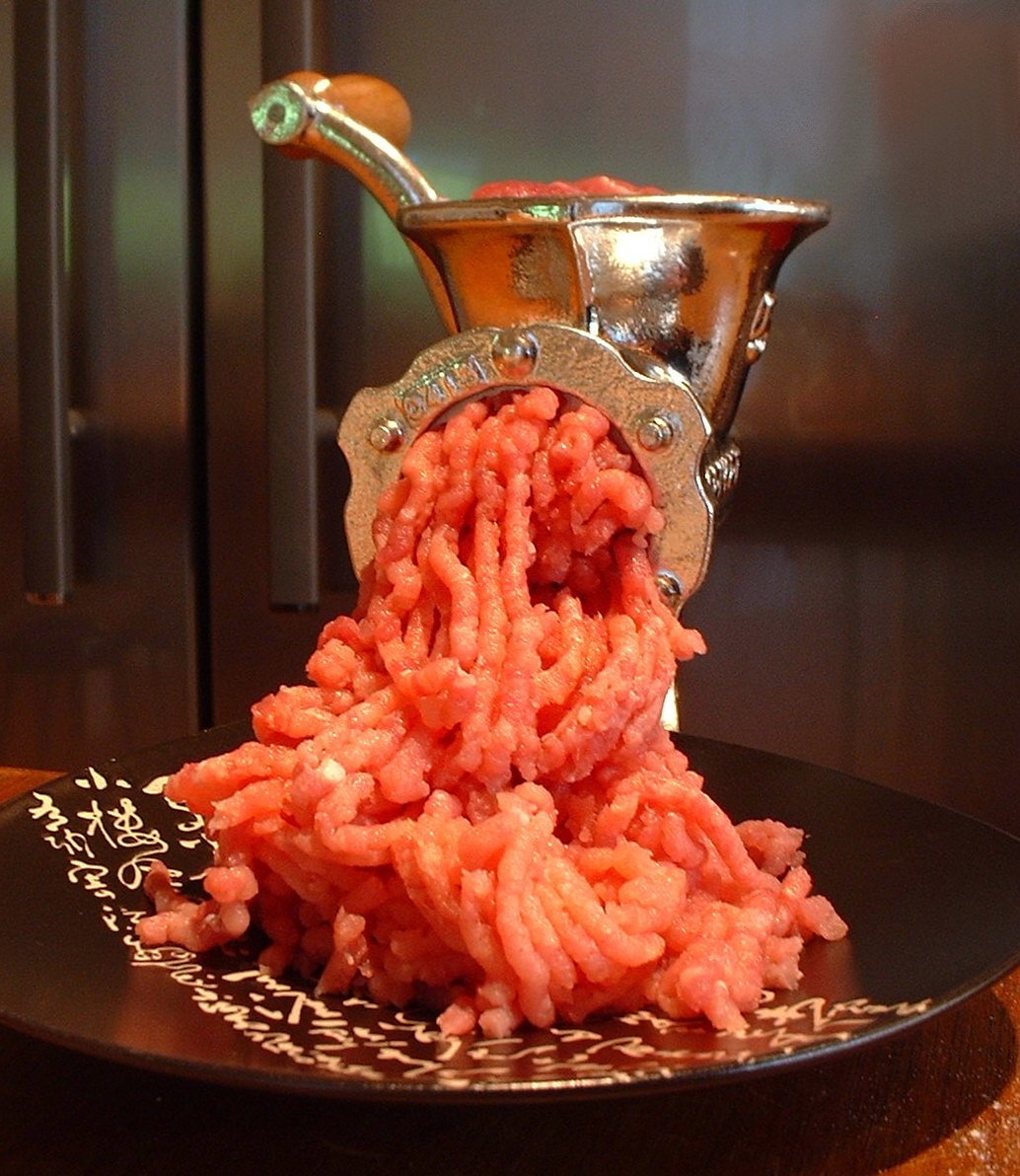 Home meat grinder making carne moída